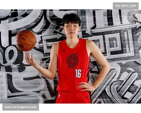 杨瀚森全白穿搭亮相赛场帅气十足 开拓者社媒晒赛前入场照